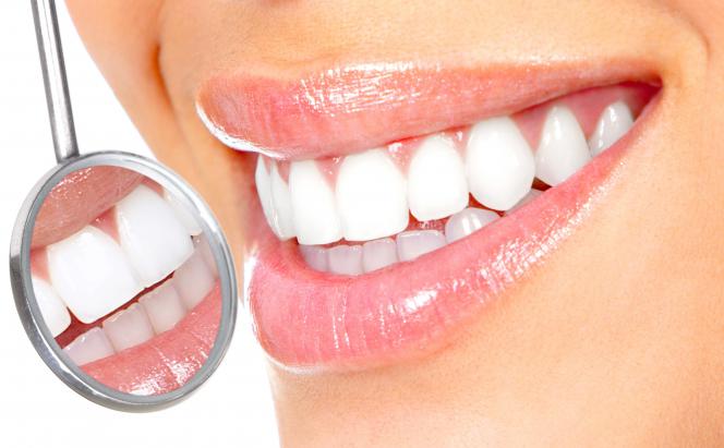 Rimedi per sbiancare i denti Rimedi per sbiancare i denti