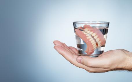 Dentiera nel bicchiere