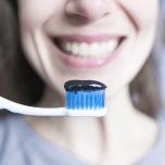 Dentifricio al carbone attivo