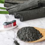 Polvere al carbone vegetale per lavare i denti