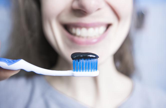 Dentifricio al carbone attivo Dentifricio al carbone attivo