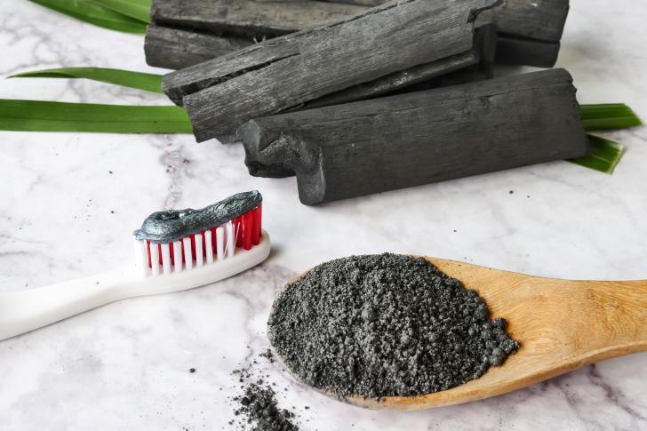 Polvere al carbone vegetale per lavare i denti Polvere al carbone vegetale per lavare i denti
