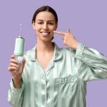 Come pulire i denti con l’irrigatore dentale