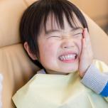Dente da latte grigio dopo trauma