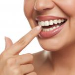 Raddrizzare i denti con le dita