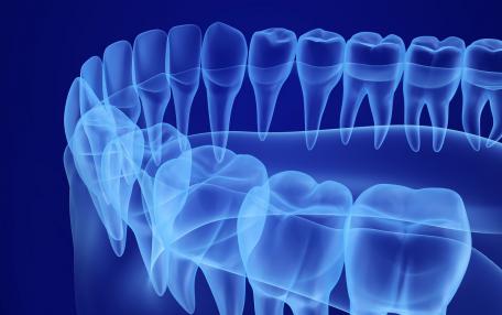 spingere la lingua contro i denti di notte