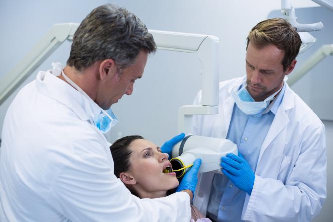 Estrazione dente con infezione sotto Estrazione dente con infezione sotto