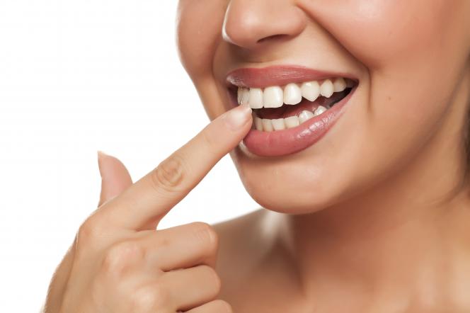 Raddrizzare i denti con le dita Raddrizzare i denti con le dita