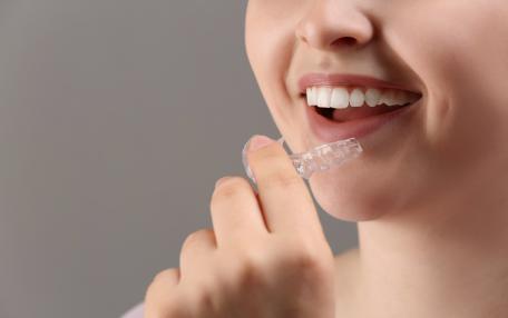 Digrignare i denti da sveglio