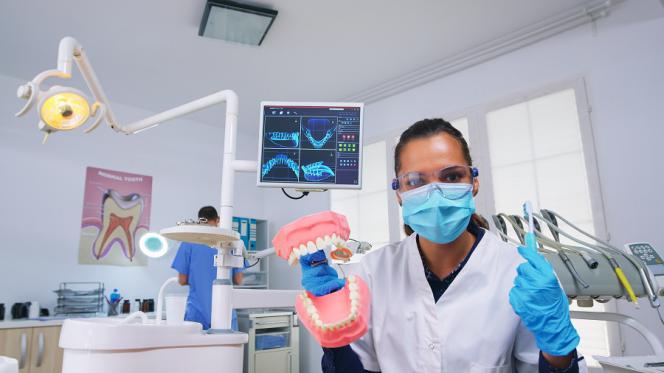 Denti finti da applicare da soli Denti finti da applicare da soli
