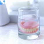Come pulire la dentiera con il bicarbonato