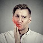 Infiammazione sotto un ponte dentale