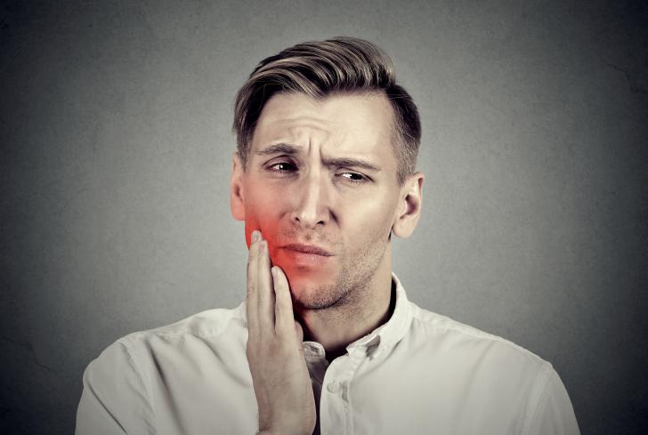 Infiammazione sotto un ponte dentale Infiammazione sotto un ponte dentale